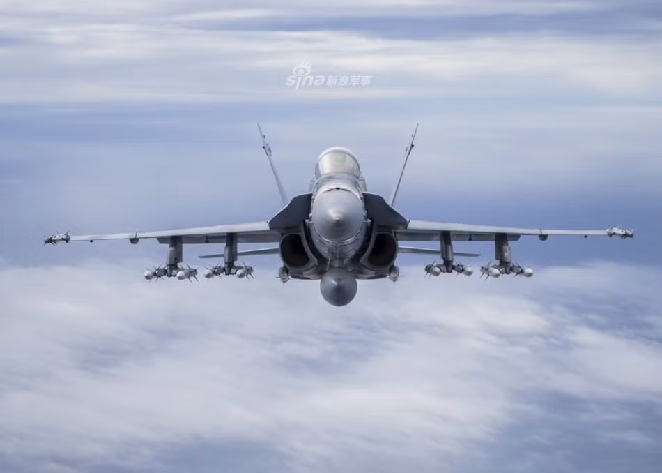 Trong đó, 10 quả tên lửa AIM-120- AMRAAM là loại tên lửa không đối không tầm trung mở rộng, có khả năng hoạt động trong mọi điều kiện thời tiết và là một trong những loại vũ khí không đối không chủ lực nhất của các tiêm kích Mỹ hiện tại. Nguồn ảnh: Sina.