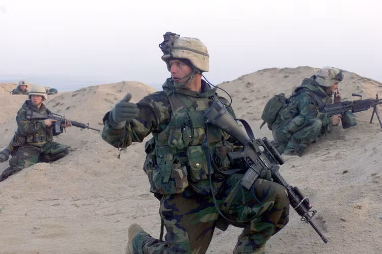 Thủ đô Bagdad của Iraq bị liên quân chiếm đóng vào ngày 9/4/2003 - chỉ hơn nửa tháng kể từ khi chiến dịch xâm lược Iraq bắt đầu. Tới ngày 1/5, Tổng thống George W. Bush - hay Bush Con tuyên bố chiến dịch kết thúc. Nguồn ảnh: BI.