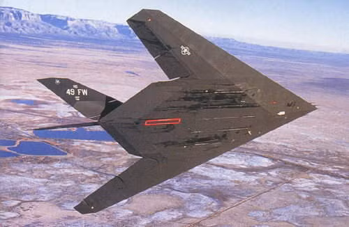 Theo lời khai của phi công điều khiển chiếc F-117A sau này, anh đã nhìn thấy ít nhất hai tên lửa đất đối không nhắm vào ngay trước mũi máy bay của mình. Quả tên lửa đầu tiên đã vọt qua Vega-31 mà không phát nổ dù ở cự ly cực gần. Nguồn ảnh: Pinterest.