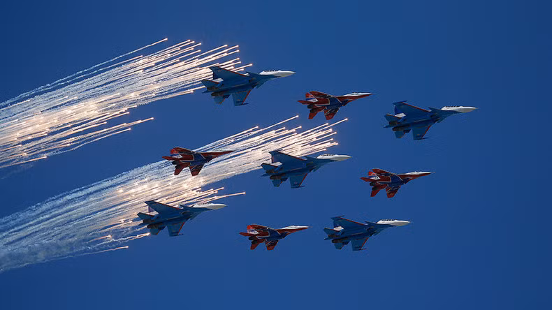 Hệ thống radar là điểm mạnh của Su-30SM với radar N011M Bars có khả năng phát hiện mục tiêu ở tầm 400 km. Su-30SM mang được tối đa 8000 kg vũ khí các loại cùng với một khẩu pháo 30mm GSh-30 một nòng. Nguồn ảnh: Rumil.