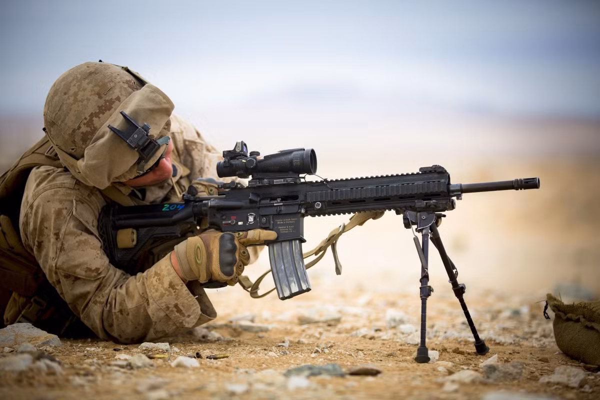 Được thiết kế bởi hãng Heckler &amp; Koch của Đức từ năm 2008, mỗi khẩu súng trường tấn công M27 có giá vào khoảng 1300 USD (Súng trần, chưa phụ kiện). Nguồn ảnh: BI.