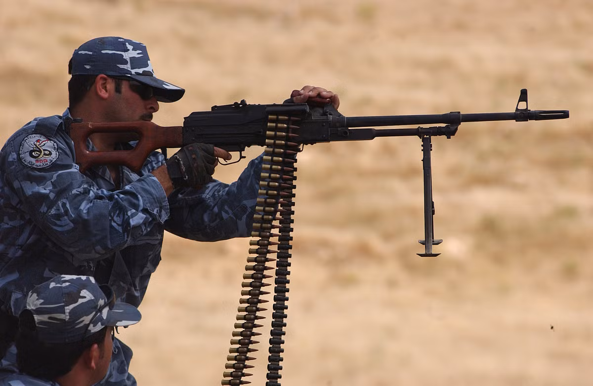 Ở AK-47, ống trích khí khoá nòng được thiết kế ở bên trên nòng súng còn ở PKM, ống trích khí này dược đặt ở phía dưới - vậy nên người ta hay gọi PKM là khẩu AK-47 "lộn ngược" là vì lý do này. Nguồn ảnh: Forces.