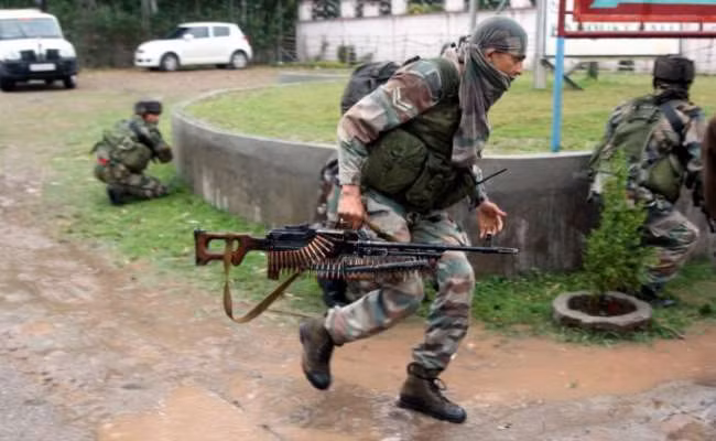 Giống với AK-47, cả hai khẩu súng này đều sử dụng cơ chế nạp đạn bằng cách trích khí khoá nòng dài. Cụ thể, sau khi viên đạn bay ra khỏi nòng, lượng khí khoá nòng sẽ được trích ngược về khoá nòng xoay bằng một đường ống, đẩy khoá nòng xoay về phía sau, kéo thêm viên đạn tiếp theo lên. Nguồn ảnh: Tube.