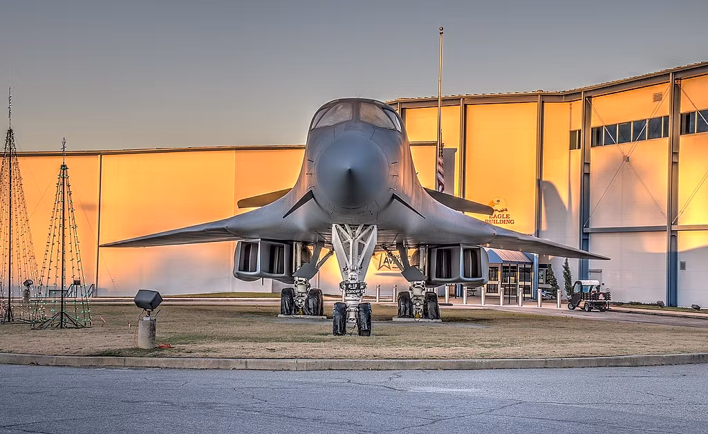 B-1B Lancer hiện là một trong những loại máy bay ném bom chiến lược tầm xa hiện đại nhất mà Mỹ đang sở hữu. Máy bay có khả năng mang theo tối đa 34 tấn bom các loại trong đó bao gồm cả nhiều loại bom hạt nhân. Nguồn ảnh: BI.