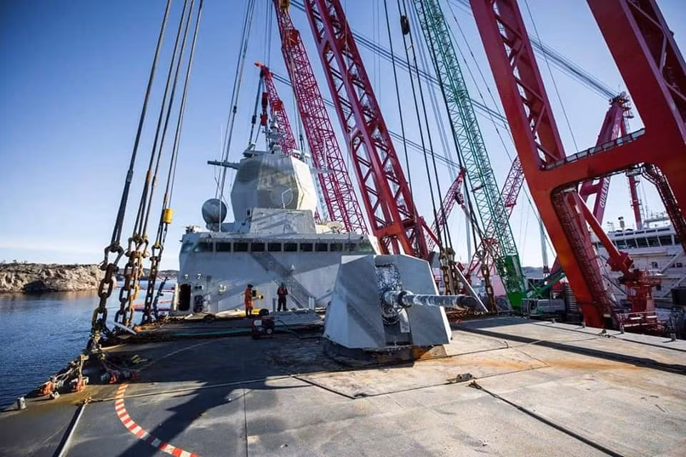 Kể từ khi bị chìm vào tháng 11/2018 tới nay, tàu khu trục HNoMS Helge Ingstad đã nằm dưới biển tổng cộng hơn 4 tháng. Nguồn ảnh: Norwnavy.