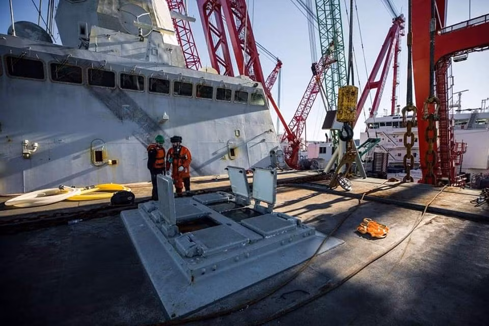 Quá trình trục vớt HNoMS Helge Ingstad diễn ra rất lâu một phần là do Hải quân Na Uy cần phải tháo bỏ toàn bộ vũ khí trên tàu trước khi tiến hành trục vớt, tránh tai nạn trong quá trình cứu hộ. Nguồn ảnh: Norwnavy.