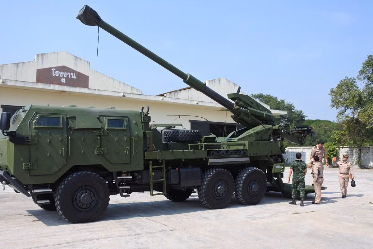 Hợp đồng chuyển giao công nghệ và xây dựng nhà máy lắp ráp được hai nước ký kết với nhau từ năm 2018 và có tổng giá trị lên tới 26 triệu USD. Theo hợp đồng này, phía Thái Lan sẽ mua thêm 6 tổ hợp ATMOS 2000 nữa để bổ sung cho đội pháo tự hành cùng loại có sẵn trước đó. Nguồn ảnh: Defence.