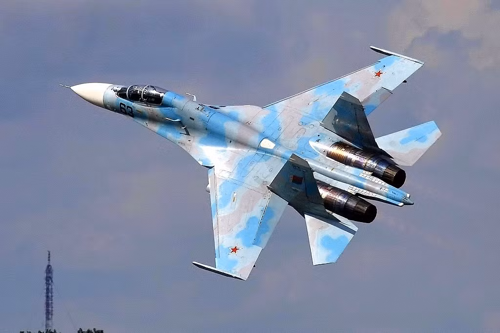 Su-27 là loại tiêm kích thế hệ thứ tư được Liên Xô sản xuất từ năm 1977. Đây được coi là thiết kế huyền thoại khi mà dựa trên cơ sở của Su-27, nhiều phiên bản chiến đấu cơ khác đã được ra đời như Su-30, Su-33, Su-34 hay Su-35. Nguồn ảnh: BI.