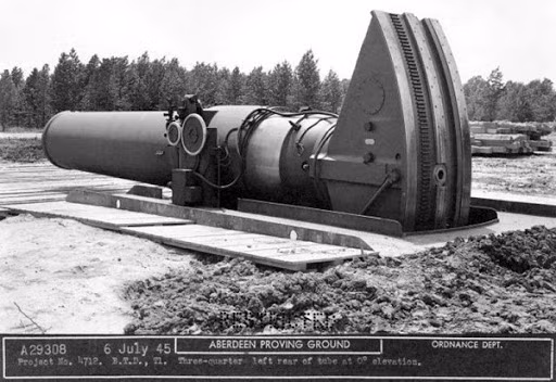 Năm 1944, khi Chiến tranh Thế giới thứ hai đã đi đến hồi kết và người Mỹ đang loay hoay tìm cách tấn công lên lãnh thổ nội địa của Nhật Bản, quân đội Mỹ nhận ra rằng họ sẽ cần một khẩu cối hoặc pháo cực lớn để có thể dọn sạch các hệ thống phòng thủ dày đặc bên trong lãnh thổ đối phương. Nguồn ảnh: Warhistoryonline.