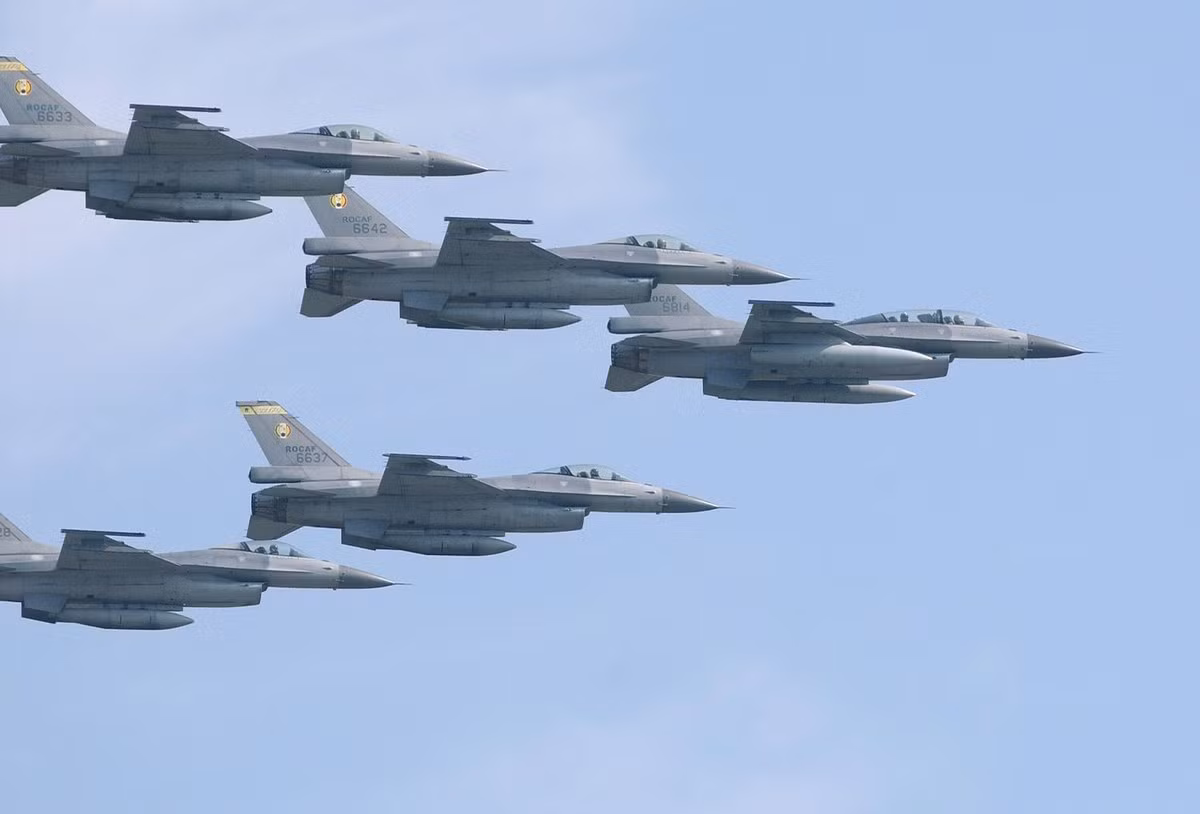 Các công nghệ hiện đại mang lại sức mạnh cho Viper bao gồm radar chủ động quét mảng loại AN/APG-83 với độ tin cậy được đánh giá là cao hơn nhiều so với các loại radar của F-16 đời trước và có tầm phủ lên tới gần 500 km so với 300 km như phiên bản cũ trên F-16C/D. Nguồn ảnh: Taiwannews.