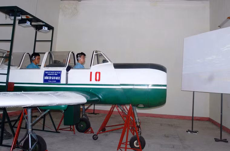 Buồng lái mô phỏng được xây dựng dựa trên mô hình Yak-52 để các phi công "bay nguội" trước khi được tiếp cận và học tập trên máy bay thật. Nguồn ảnh: Hà Trang.