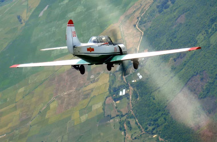 Ngoài ra, Yak-52 còn rất thích hợp cho phi công huấn luyện bay theo đội hình, thực nghiệm động tác bổ nhào, tấn công mặt đất ở tốc độ thấp - giúp những sai sót của học viên trong quá trình huấn luyện không dẫn tới hậu quả quá nghiêm trọng. Nguồn ảnh: Hà Trang.