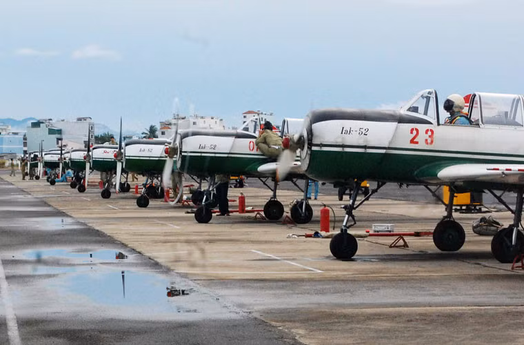 Do được sản xuất để trở thành phi cơ huấn luyện cho các đội bay thể thao, Yak-52 có khả năng nhào lộn khá tốt và nó giúp các phi công học viên quen với việc nhào lộn ở tốc độ thấp trước khi họ tiếp cận với các loại tiêm kích có khả năng nhào lộn ở tốc độ siêu âm. Nguồn ảnh: Hà Trang.