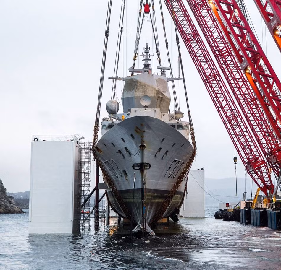 Quá trình đại tu khu trục hạm KNM Helge Ingstad trị giá hơn 500 triệu USD của Hải quân Na Uy đã bắt đầu từ đầu tuần này. Theo đánh giá sơ bộ ban đầu, thời gian ba tháng nằm chìm dưới nước của KNM Helge Ingstad đã khiến gần như toàn bộ hệ thống điện tử của nó bị hư hỏng. Nguồn ảnh: Sina.