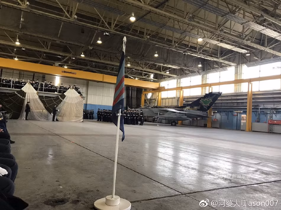Khẩu pháo mà Tornado mang theo có cỡ nòng khá dị so với các loại pháo khác được sử dụng trên chiến đấu cơ - đó là khẩu pháo 27mm với cơ số đạn là 180 viên. Ngoài ra chiếc chiến đấu cơ này còn có 11 giá treo giúp nó mang được tối đa 9 tấn vũ khí. Nguồn ảnh: Sina.