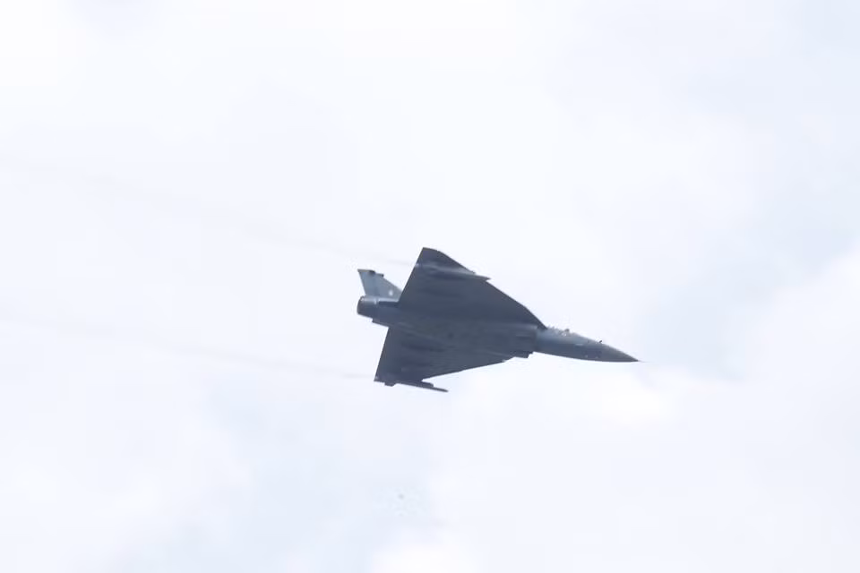 HAL Tejas của Không quân Ấn Độ cũng bay trình diễn trong ngày khai mạc triển lãm nhưng chỉ là bay đơn, không theo đội hình.