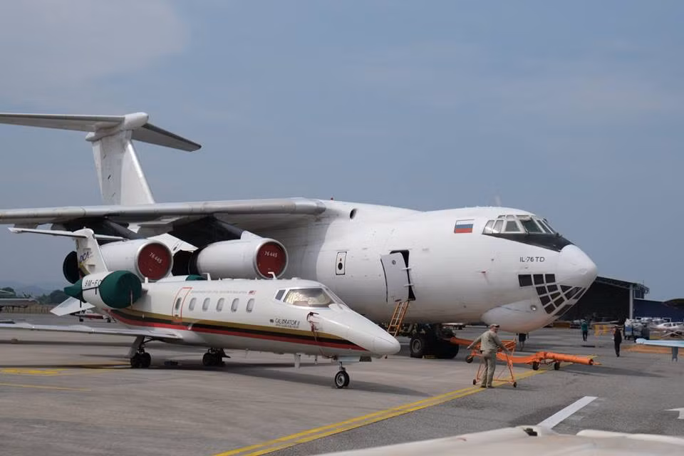 Il-76 TD được Nga mang tới triển lãm gây ấn tượng với kích thước quá khổ của mình khi đặt cạnh những khí tài khác.