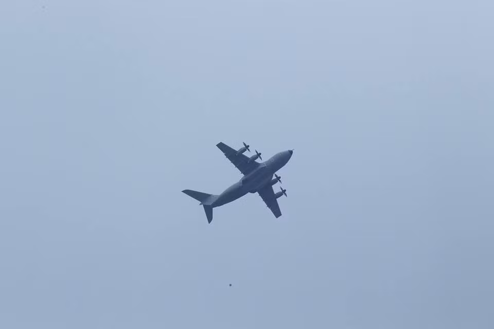 Máy bay vận tải hạng nặng Airbus A400M xuất hiện trong triển lãm hàng không LIMA 2019 với màn tăng tốc lấy độ cao cực kỳ ấn tượng.