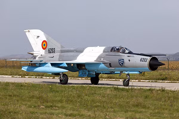 Romania hiện đang có sở hữu một số lượng nhỏ dưới 6 chiếc MiG-21. Bắt đầu từ năm 2017, quốc gia này đã bắt đầu quá trình thải hồi hết MiG-21 để thay thế bằng F-16. Nguồn ảnh: Airforceslist.