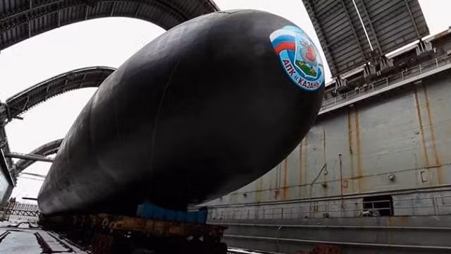 Theo lời Bộ trưởng Quốc phòng Nga Sergey Shoigu, hai tàu ngầm hạt nhân mới sẽ giúp lực lượng Hải quân nước này "cải thiện khả năng phòng vệ và tăng cường vị thế của Nga trên vùng biển quốc tế". Nguồn ảnh: Twitter.