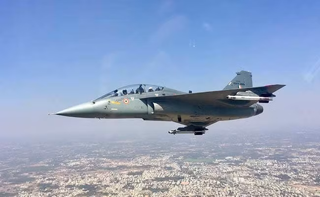 Mặc dù có khả năng chiến đấu rất hứa hẹn nhưng HAL Tejas chưa từng được thực chiến. Cuối năm 2016 chiếc tiêm kích này mới lần đầu tiên thể hiện khả năng bay của mình tỏng triển lãm hàng không và Ấn Độ dường như cũng nhắm tới mục đích... xuất khẩu thay vì mục đích trực chiến. Nguồn ảnh: Militarynews.