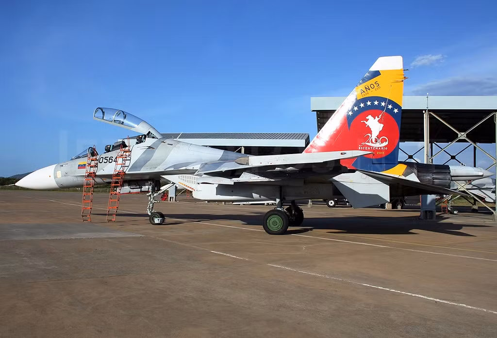 Trong đó, loại tiêm kích Su-30MK2 của Venezuela có số lượng nhiều hơn cả với tổng cộng 35 chiếc trong biên chế và 12 chiếc đang được nước này đặt hàng tiếp từ Nga. Nguồn ảnh: Sina.
