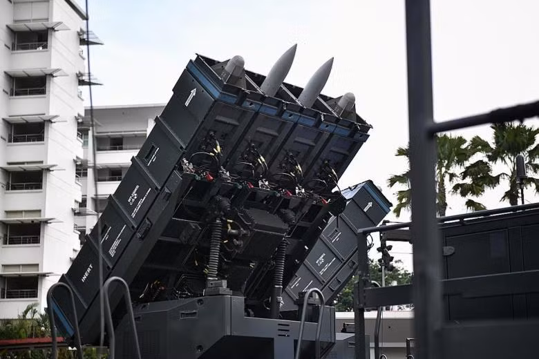 Tên lửa được gắn trên cấu hình xe tải di động 6x6. Nhiều loại cấu hình xe tải đến từ nhiều hãng khác nhau đều có thể sử dụng phù hợp với cơ cấu phóng này. Nguồn ảnh: Pinterest.