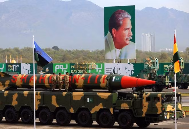 Hiện tại, Pakistan cũng được cho là có khoảng 150 đầu đạn hạt nhân dự trữ trong kho chứa của nước này. Tầm triển khai hạt nhân tối đa của Pakistan là 2750 km với tên lửa Shaheen-III trong khi đó với Ấn Độ, nước này có thể triển khai vũ khí hạt nhân tối đa 8000 km với tên lửa Agni-V. Nguồn ảnh: Nationalinterest.