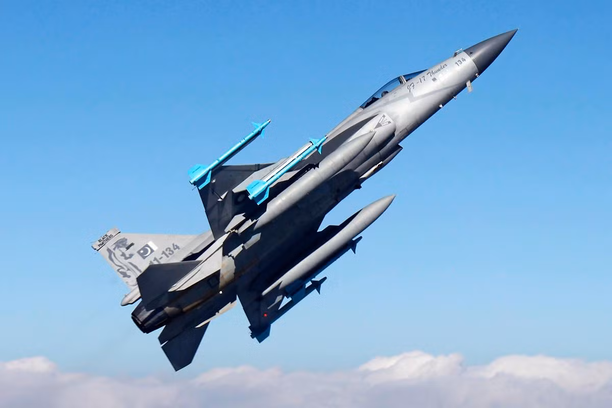 JF-17 được phát triển để trở thành một tiêm kích đa năng, nó có khả năng thực hiện tốt các nhiệm vụ không đối không cũng như không đối đất và được trang bị một khẩu pháo hai nòng 23mm loại GSh-23-2 với khả năng cường kích cực tốt. Nguồn ảnh: PAF.