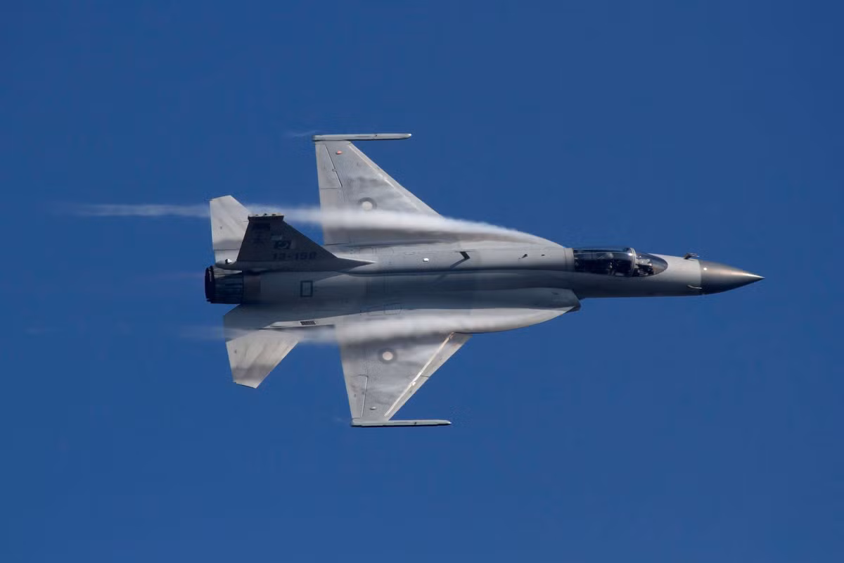 Ngoài vũ khí chính là một khẩu pháo nòng đôi, JF-17 còn được trang bị 7 giá treo vũ khí bao gồm 4 giá dưới hai cánh, 2 giá ở hai đầu cánh và 1 giá treo vũ khí dưới bụng. JF-17 hoàn toàn có khả năng mang theo các loại tên lửa và bom có điều khiển. Nguồn ảnh: PAF.