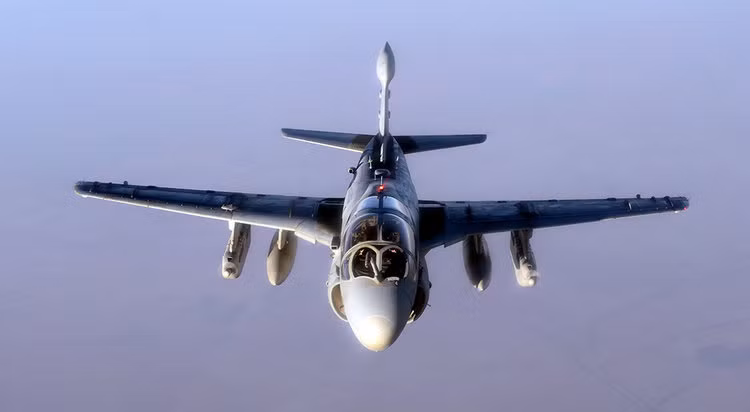 Mặc dù thường được sử dụng như một phi cơ cường kích, tuy nhiên máy bay EA-6B lại thường được biết tới nhiều hơn với vai trò áp chế điện tử, gây nhiễu hệ thống phòng không của đối phương - việc mà chúng đã thực hiện rất tốt trong Chiến tranh Việt Nam. Nguồn ảnh: BI.