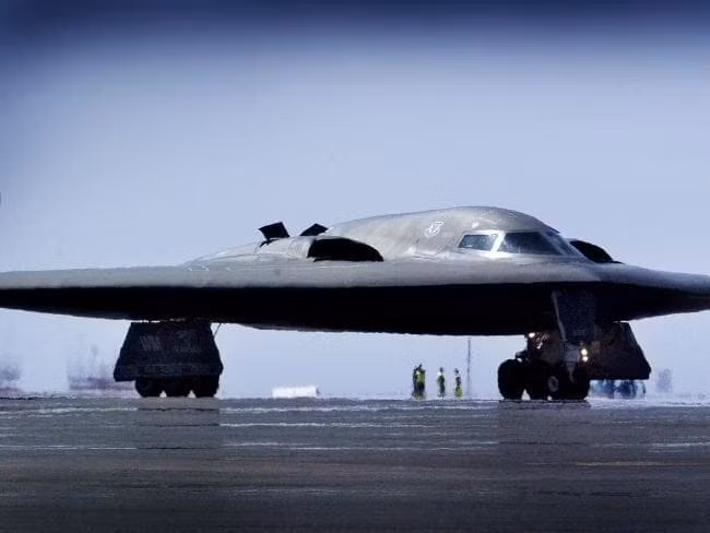 Tuy nhiên trong quá khứ, khi chiếc B-2 Spirit mới được gia nhập biên chế Không quân Mỹ, nó đã khiến truyền thông và quốc hội nước này dậy sóng khi gặp phải một loạt các sự cố rất "sơ đẳng" và vô lý. Nguồn ảnh: NYtimes.