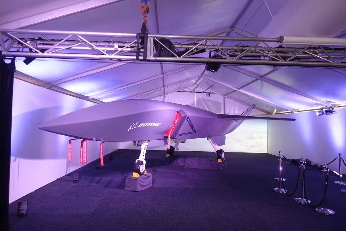 Trong bài phát biểu của mình, Boeing cho biết một toán máy bay không người lái bao gồm từ 4 tới 6 chiếc có thể hoạt động cùng với chỉ một chiếc F/A-18E/F duy nhất. Nguồn ảnh: Guardian.