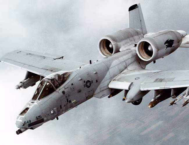 Về mặt lý thuyết, hai tên lửa Sidewinder của A-10 giúp nó tự vệ trước các máy bay chiến đấu của đối phương. Thực tế cho thấy quân đội Mỹ thường sử dụng A-10 ở cả những khu vực chưa chiếm được ưu thế trên không, điều này đồng nghĩa với việc A-10 có thể chạm chán tiêm kích địch bất cứ lúc nào và nó cần có vũ khí để tự vệ. Nguồn ảnh: Sina.