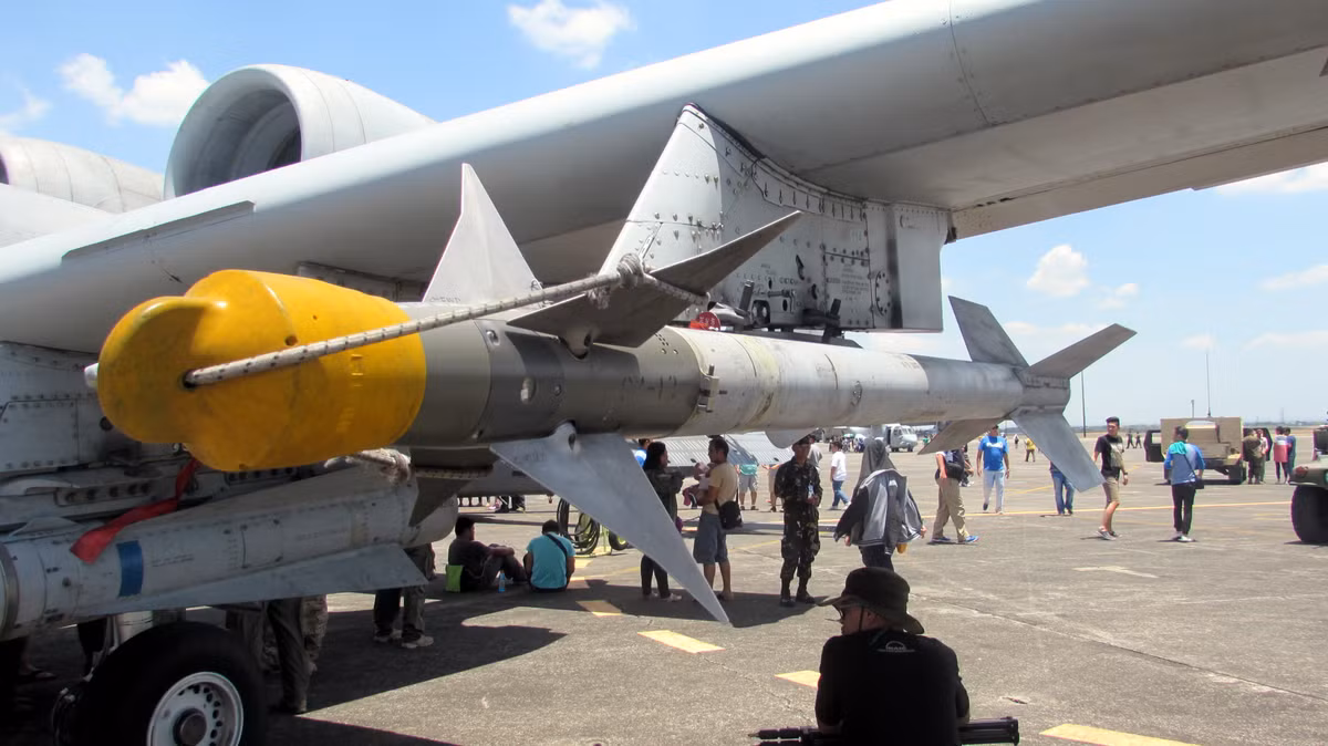 AIM-9 Sidewinder là loại tên lửa không đối không tầm ngắn được Quân đội Mỹ sử dụng từ năm 1956 tới nay. Loại tên lửa này có giá khoảng 600 nghìn USD cho mỗi quả phiên bản AIM-9X. Nguồn ảnh: Sina.