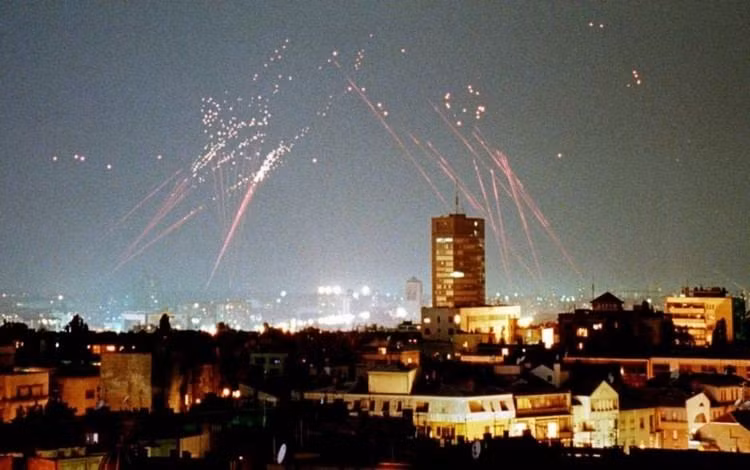 Kết quả là NATO buộc phải sử dụng bạo lực để buộc Nam Tư rút quân khỏi Kosovo. Cuộc ném bom được thực hiện bởi liên quân bao gồm chủ yếu là Anh và Mỹ. Ngoài ra còn có sự tham gia của một loạt quốc gia khác bao gồm Bỉ, Canada, Đan Mạch, Pháp, Đức, Italia, Hà Lan, Na Uy, Bồ Đào Nha, Tây Ban Nha và Thổ Nhĩ Kỳ. Nguồn ảnh: Archive.