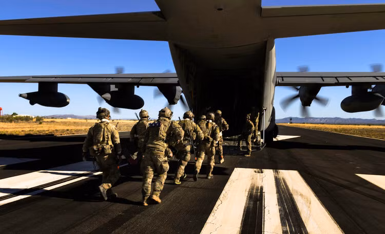 HC-130J - phiên bản có tầm bay được mở rộng của chiếc C-130J do Không quân Mỹ phát triển có giá vận hành chỉ 6.000 USD cho mỗi giờ bay. Nguồn ảnh: BI.