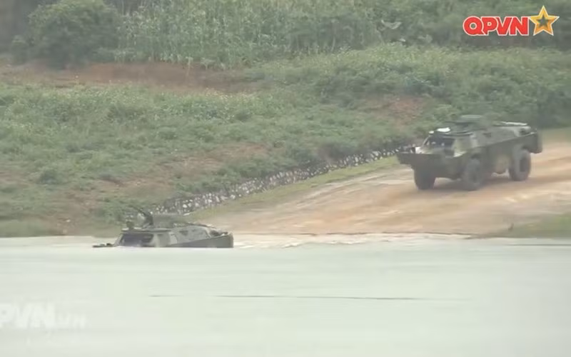 Xe thiết giáp trinh sát BRDM-2 4x4 bánh lốp. Loại xe này được thiết kế cho vai trò trinh sát chiến trường, có khả năng bơi tốt, có thể chi viện hỏa lực với súng máy KPVT 14,5mm.