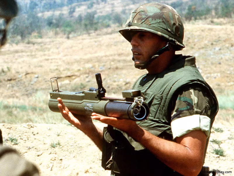 Ống phóng của M72 LAW cũng bố trí đặc biệt với phần đuôi ống khi hành quân được đút vào ống trước khiến chiều dài chỉ là 0,67m…. Nguồn ảnh: Military-Today