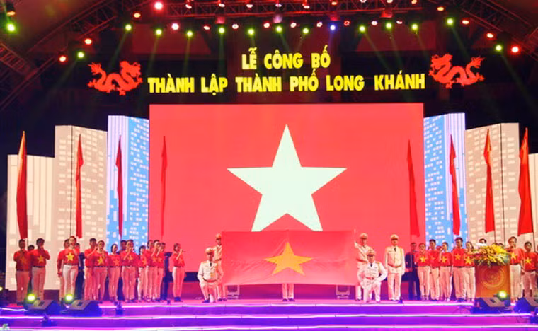 Nguoi dan “trang dem” don mung thanh lap TP Long Khanh