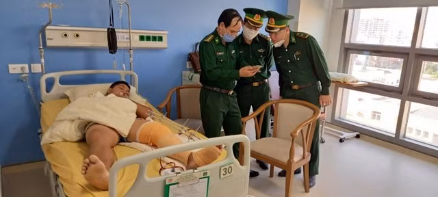  6. Bắt nhóm người đưa ma túy qua biên giới, một trung úy bị thương: Hôm nay, Lực lượng BĐBP Hà Tĩnh thông tin, ngày 9/11 đã triển khai đội hình mật phục vây bắt nhóm đối tượng vận chuyển ma túy từ Lào vào Việt Nam qua địa bàn huyện Vũ Quang. Do địa hình hiểm trở, lợi dụng đêm tối các đối tượng dùng vũ khí chống trả quyết liệt. Thời điểm này, trung úy Trần Hữu Chiến (trinh sát viên, Đồn Biên phòng Sơn Hồng, BĐBP Hà Tĩnh) bị nhóm người dùng súng bắn trúng ở đùi bị thương.