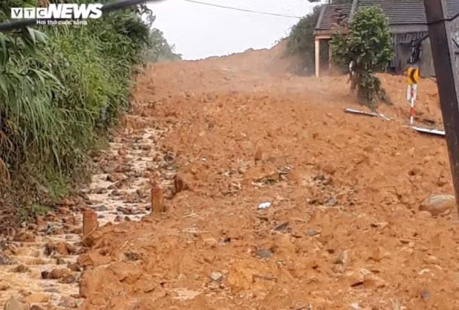 Dat da trut ao at xuyen dem, ca ngoi lang o mien nui Quang Ngai tan hoang