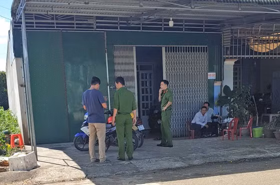  Mẹ trầm cảm dìm con vào xô nước tử vong: Sáng 18/11, do bực tức con trai khóc không chịu ngủ, nên chị L.H.T. (24 tuổi, trú tại TP Bảo Lộc, tỉnh Lâm Đồng) bế cháu L.T.Đ. (9 tháng tuổi) vào nhà tắm dìm trong xô nước. Đến lúc không còn nghe cháu Đ. khóc, chị T. nói với em trai mình cùng ra xem thì phát hiện cháu bé đã tử vong. Ngày 17/11, chị T. vừa điều trị trầm cảm từ TP HCM về thì xảy ra sự việc đau lòng trên. 