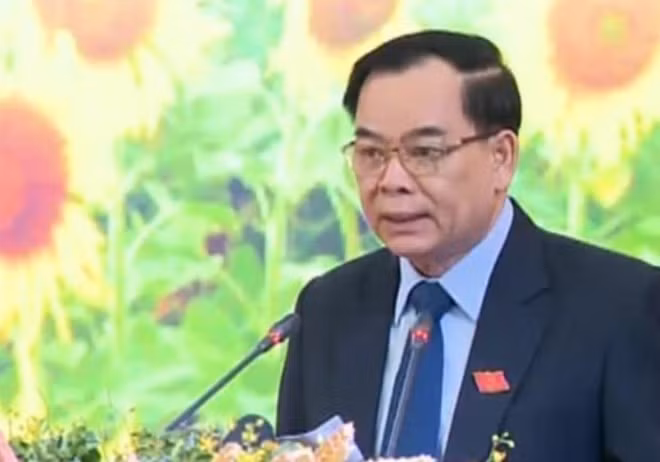 Ông Trần Ngọc Tam sinh ngày 15/5/1965, quê quán xã An Phú Trung, huyện Ba Tri, tỉnh Bến Tre. Ông Tam có trình độ trình độ chuyên môn: cử nhân triết học, cử nhân luật, chuyên viên cao cấp quản lý nhà nước, cao cấp lý luận chính trị. Ông Trần Ngọc Tam từng trải qua các chức vụ giám đốc Sở VHTT&amp;DL, phó chủ tịch UBND tỉnh, phó bí thư thường trực Tỉnh ủy. Mới đây, tại Hội nghị lần thứ nhất Ban chấp hành Đảng bộ tỉnh Bến Tre lần thứ XI, nhiệm kỳ 2020-2025, ông Tam được bầu làm phó bí thư Tỉnh ủy.