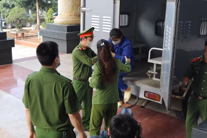 Xu vu be 3 tuoi bi me cung bo duong danh tu vong: Dan doi tu hinh