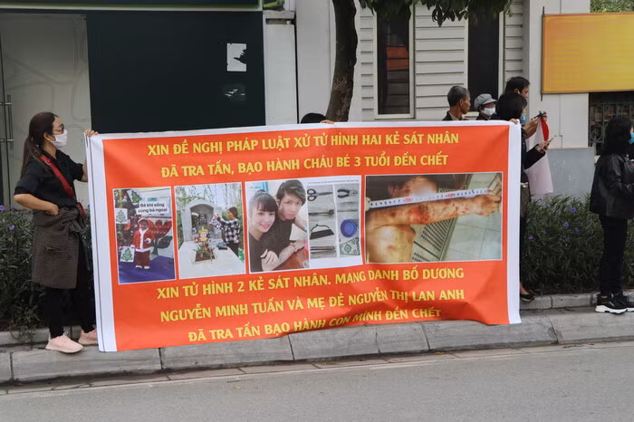 Đỉnh điểm, từ 8h – 23h ngày 29/3, Tuấn và Lan Anh đã không cho cháu M. ăn uống, dùng cán chổi kim loại và chân tay đánh đập cháu M. Đến 8h30 sáng 30/3, cháu M. mệt, không uống được sữa và bị nôn. Thấy vậy, Lan Anh đã gọi taxi đưa con đến Bệnh viện Đại học Y cấp cứu. Cháu M. nhập viện trong tình trạng trên người có nhiều vết bầm tím, dấu hiệu bị bạo hành. Do vết thương quá nặng, cháu M. đã tử vong.