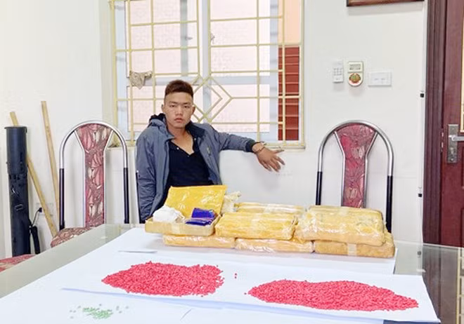  5. Mang lệnh truy nã vẫn vận chuyển 72.000 viên ma túy tổng hợp: Hạng Seo Trung (SN 2001) và Cháng Seo Sấn (SN 1996 cùng trú tại tỉnh Hà Giang) trong quá trình vận chuyển 72.000 viên ma túy tổng hợp đã bị Công an giữ. Trung và Sấn khai, rủ nhau sang Điện Biên để mua ma túy với giá 540 triệu đồng để mang về Hà Giang bán kiếm lời, trên đường vận chuyển tới địa bàn tỉnh Lào Cai thì bị Công an bắt giữ. Được biết, Trung đang bị Công an truy nã về tội mua bán người.