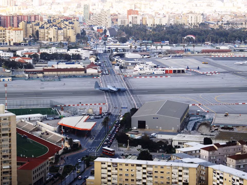 7. Sân bay Quốc tế Gibraltar, Gibraltar (lãnh thổ hải ngoại thuộc Anh). Ngoài việc kết thúc ở một bến cảng, đường băng của sân bay này bao quanh bởi những ngọn núi khổng lồ và con phố đông đúc. Đường băng của sân bay này cắt với Winston Churchill Avenue - một trong những con phố đông nhất tại Gibraltar. Mỗi khi có máy bay hạ cánh, các con phố xung quanh đều tạm thời được chặn lại.