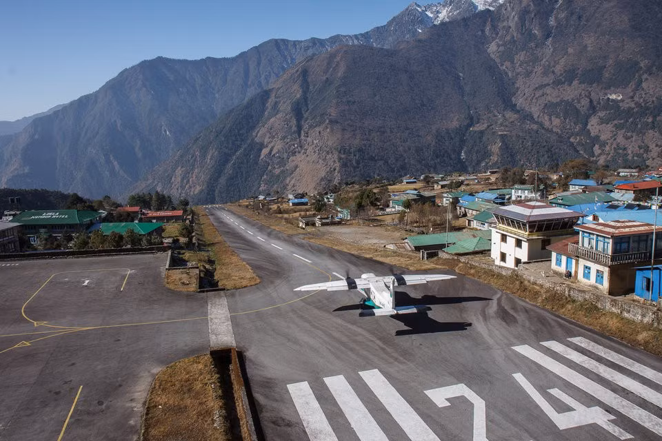 13. Sân bay Tenzing-Hillary, Lukla, Nepal. Sân bay Tenzing-Hillary tại Lukla, Nepal, không chỉ nằm ở độ cao 2.860m so với mực nước biển mà còn là sân bay có đường băng dốc nhất thế giới. Đó là lý do các máy bay chỉ được cất - hạ cánh ở đây vào ban ngày, trong điều kiện thời tiết cho phép.