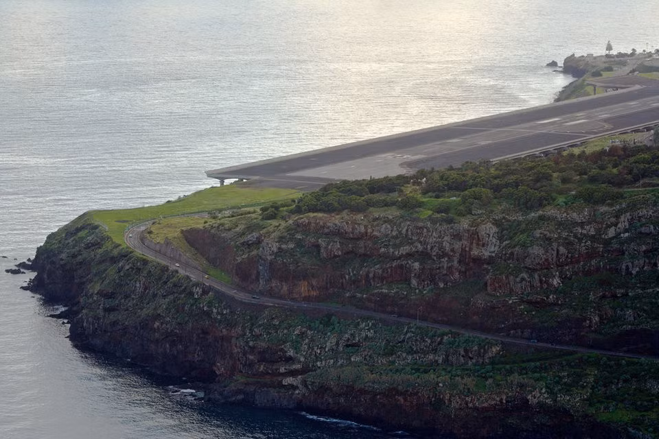 8. Sân bay Madeira, Madeira, Bồ Đào Nha. Đây nổi tiếng là một trong những sân bay nguy hiểm nhất tại châu Âu. Phi công hạ cánh tại sân bay Madeira của Bồ Đào Nha phải cực kỳ khéo léo để điều khiến máy bay qua đường băng nằm giữa những ngọn đồi và biển. Đường băng này nổi tiếng với gió to và độ ngắn đến mức bất hợp lý - dù năm 2003 đã được mở rộng dài ra 200m. Do đó, phi công thường phải ngoặt phải gấp để tránh lao xuống Đại Tây Dương.
